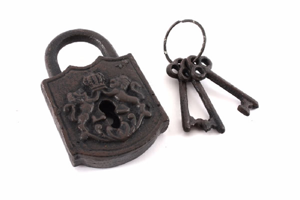 Gvozdeni ključ i katanac retro dekoracija