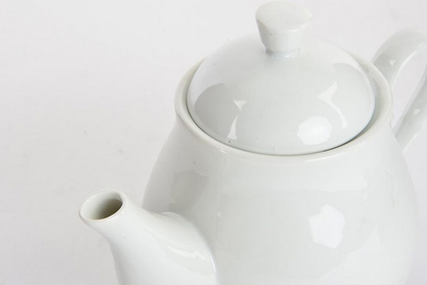 Beli keramički čajnik