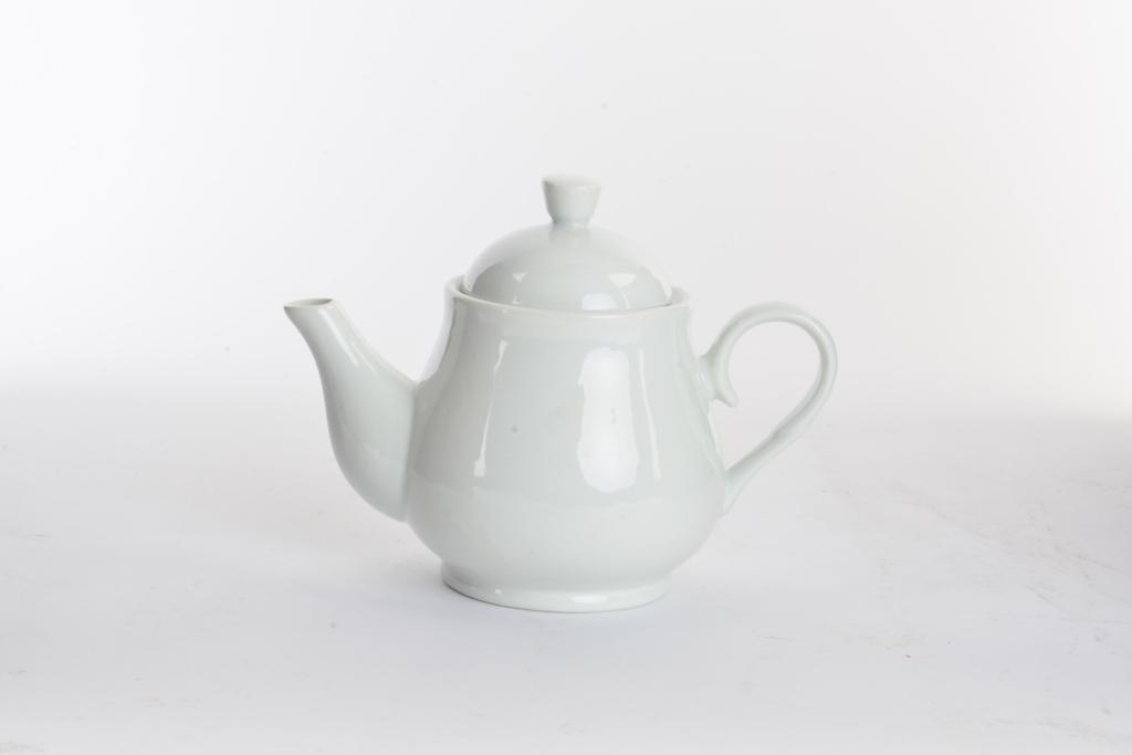 Beli keramički čajnik