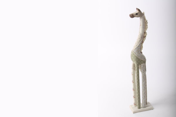 Figura drvena žirafa obložena platnom manja