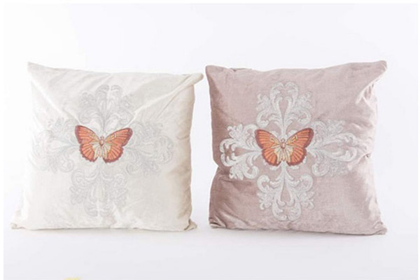 Jastuk leptir i ornament nežnih boja
