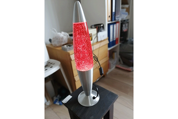 Lampa lava crvena sa šljokicama 42 cm