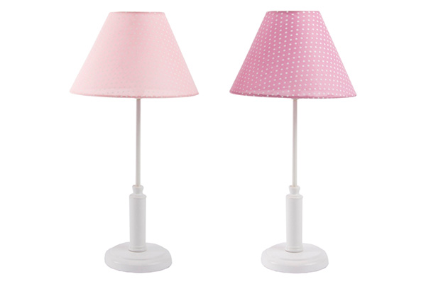 Lampa sa tankim metalnim postoljem i roze abažurom
