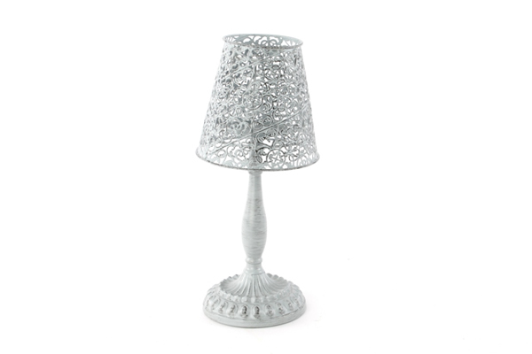 Metalni svećnjak u obliku lampe