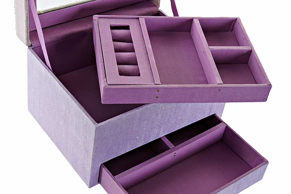 Pastelna kutija sa kićankom 20x16,5x13,5 2 modela