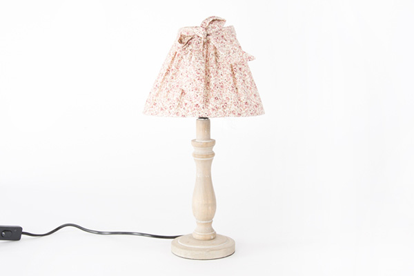 Stona drvena lampa sa cvetnijm abažurom sa mašnom