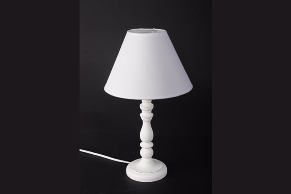 Stona lampa sa drvenim postoljem i belim abažurom