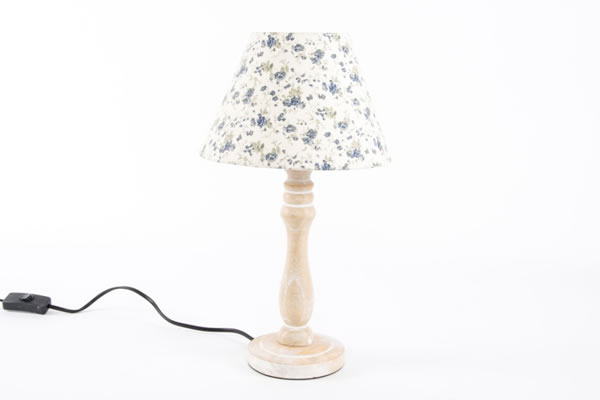 Stona lampa sa drvenim postoljem i belo cvetnom abažurom