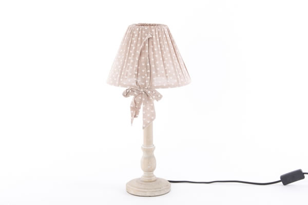 Stona lampa sa drvenim postoljem i platnenim abažurom sa mašnom