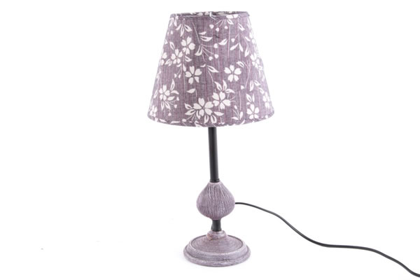 Stona lampa sa metalnim postoljem i cvetnim abažurom